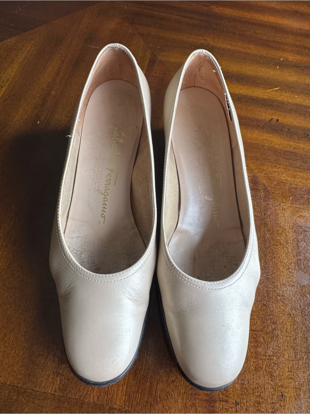 Salvatore Ferragamo Cream Leather Round-Toe Ballet Flats